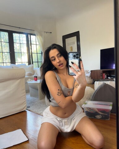 Devinevola nude photo 24