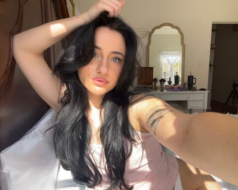 Devinevola nude photo 18