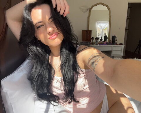 Devinevola nude photo 17