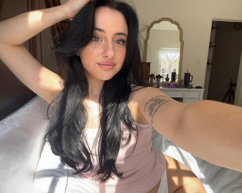 Devinevola nude photo 16