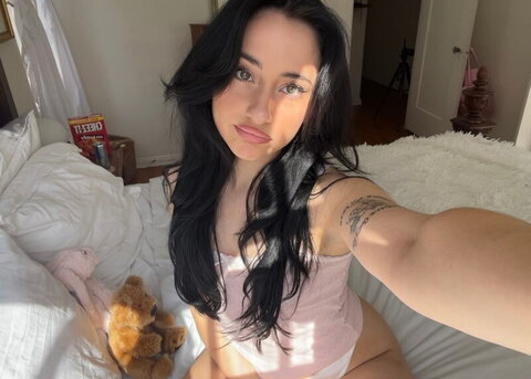 Devinevola nude photo 13