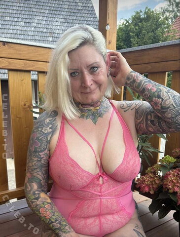 dianamagkuchen – 62, Berlin, more tattoos than wrinkles 🖤 my dogs keep me young, but what I show here keeps you awake…
