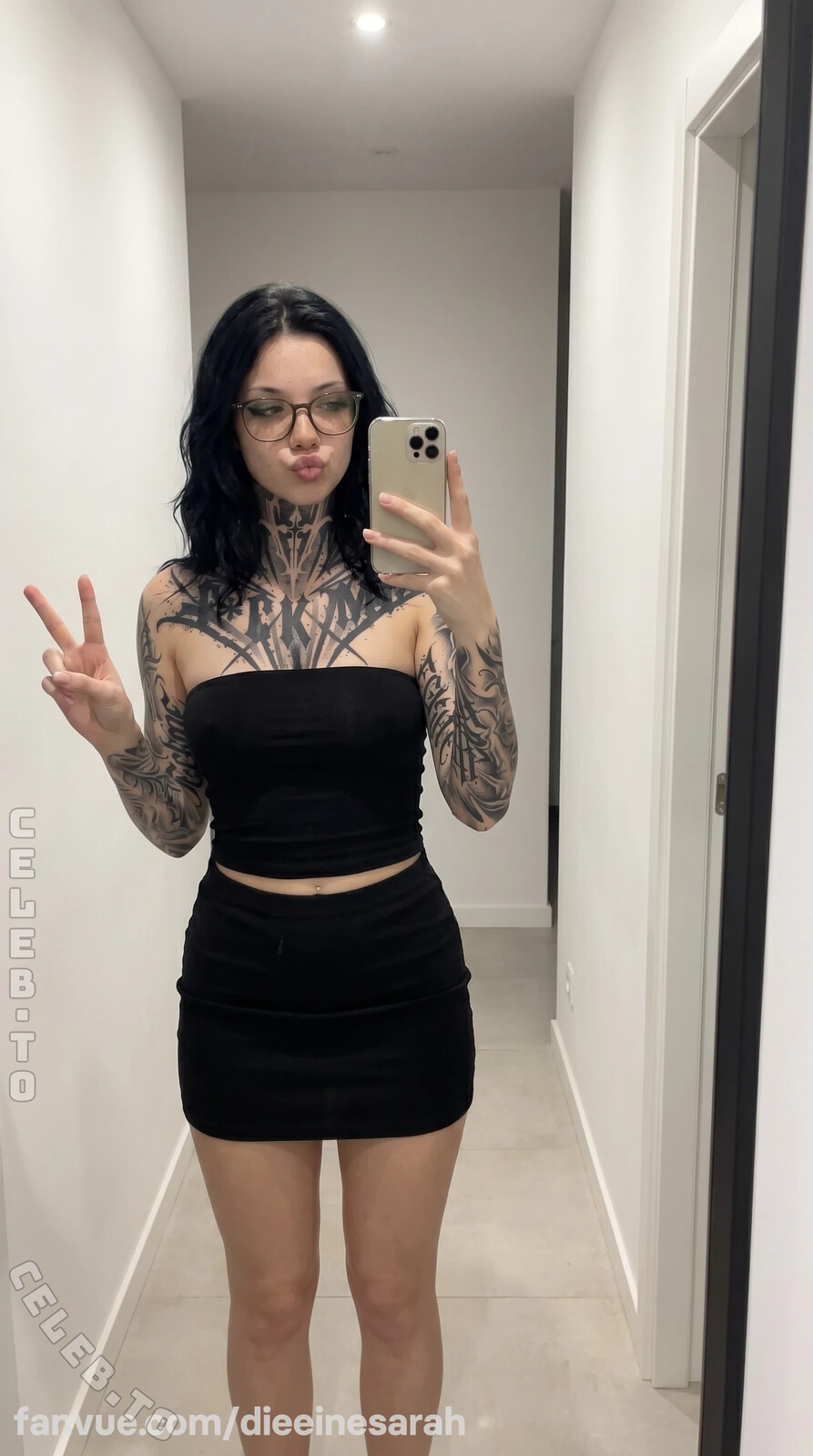 Die eine Sarah nude photo 1