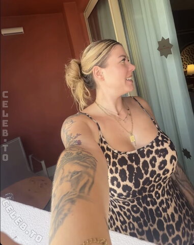 Die Meedtis – Again eager to show off while on vacation 🍒