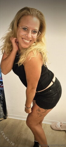 DieCaddl – Small set via OF from her