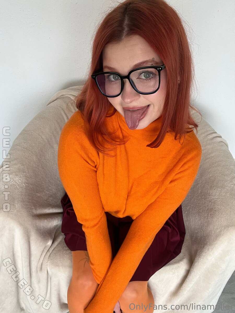 Dina nude photo 3