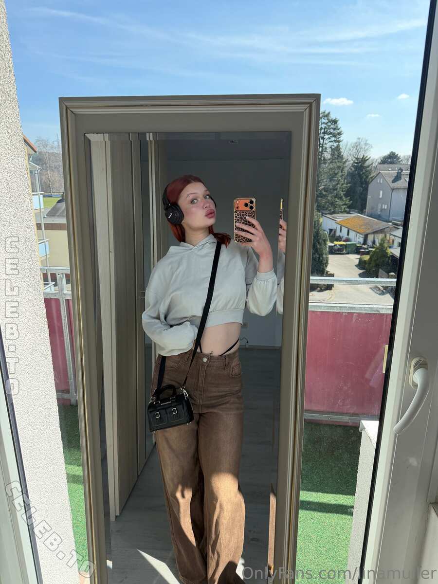 Dina nude photo 4