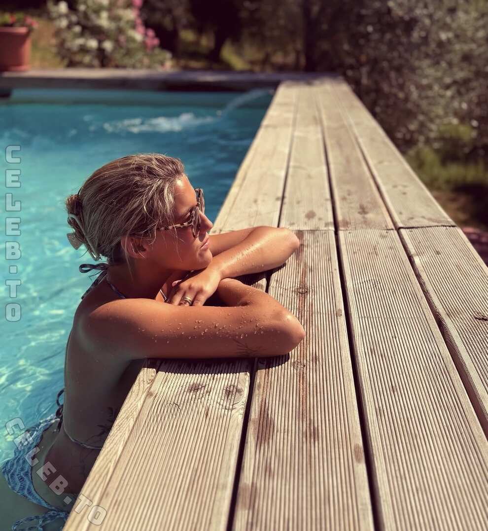 Dine.grt nude photo 2