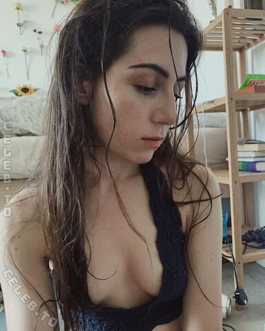 Dodie Clark nude photo 10