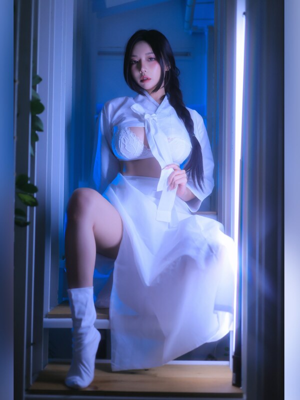 Dongeuran nude photo 1