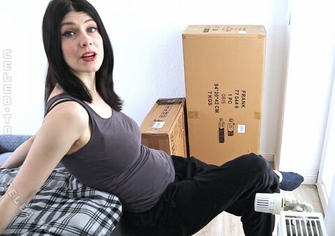 Dont Trust The Rabbit – Screenshots from the video with her new dressing table.