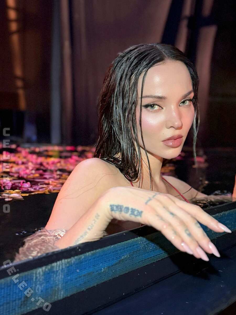 Dove Cameron nude photo 2