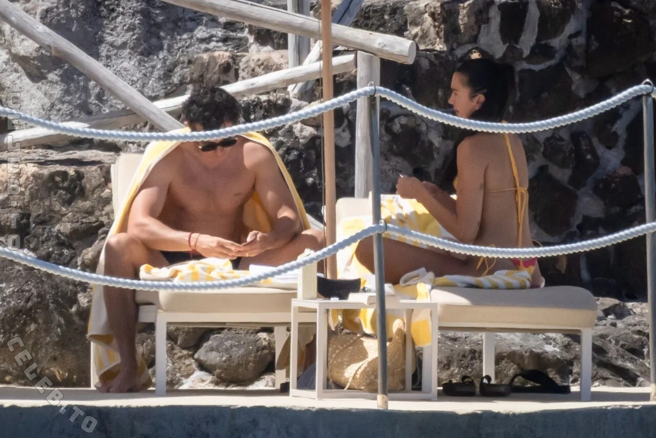 Dua Lipa nude photo 7