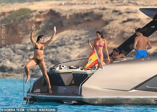Dua Lipa nude photo 5