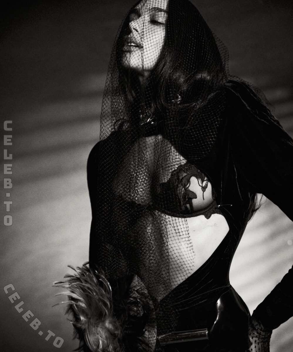 Dua Lipa nude photo 4