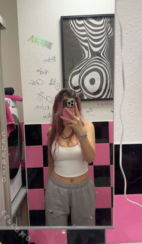 Dueja nude photo 10