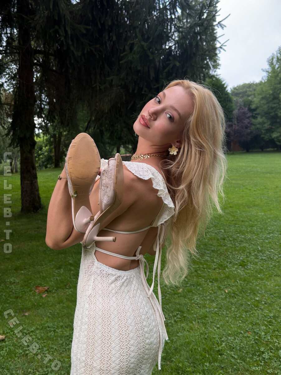 Duygu German nude photo 2