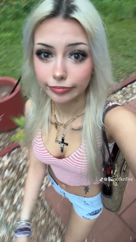 ealiesia nude photo 6