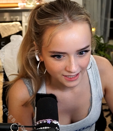 easyemi nude photo 3