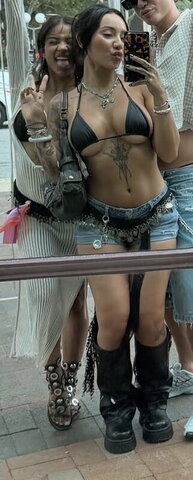 Eblys Mendoza nude photo 1