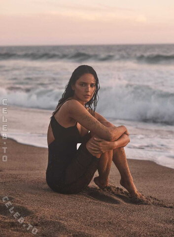 Eiza González nude photo 3
