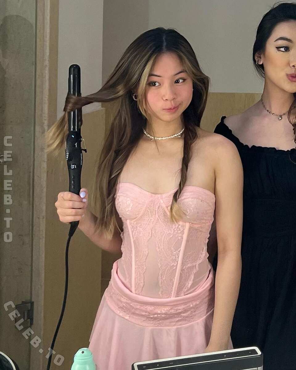 Elaine Gu nude photo 10