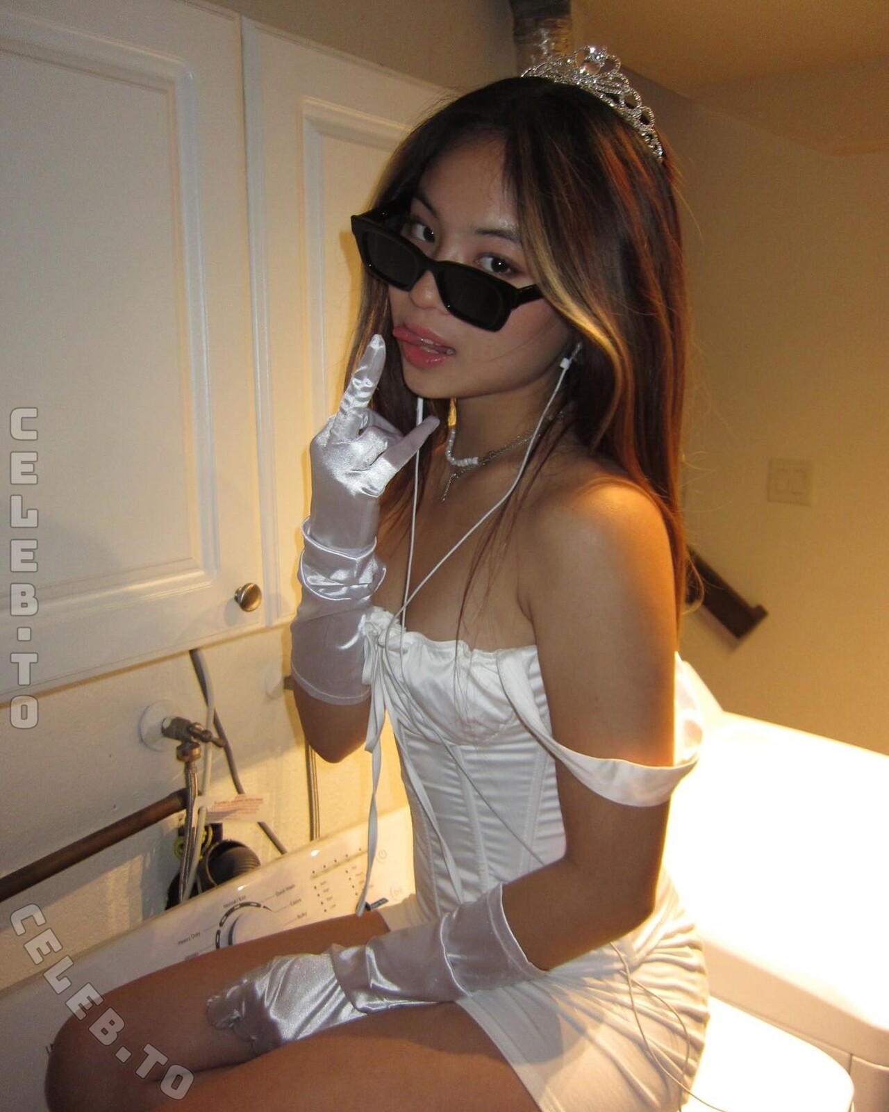 Elaine Gu nude photo 16