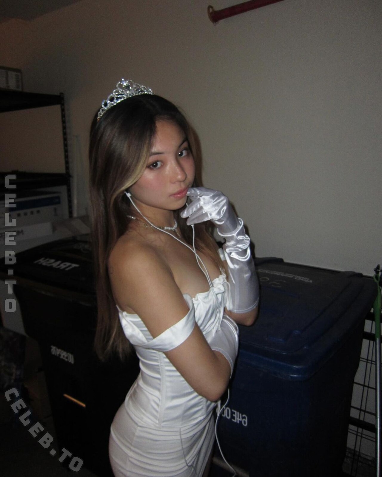 Elaine Gu nude photo 17