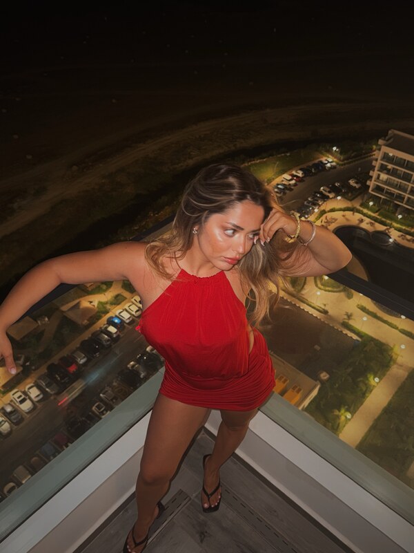 Elanur nude photo 3