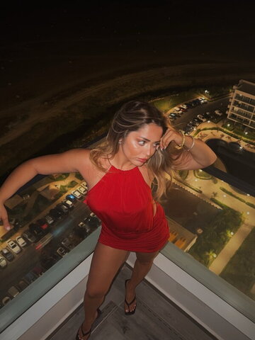 Elanur nude photo 10