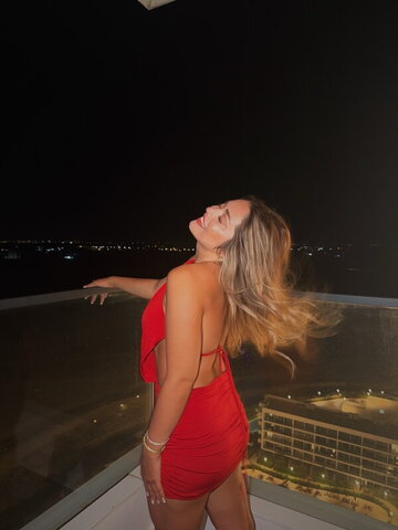 Elanur nude photo 8