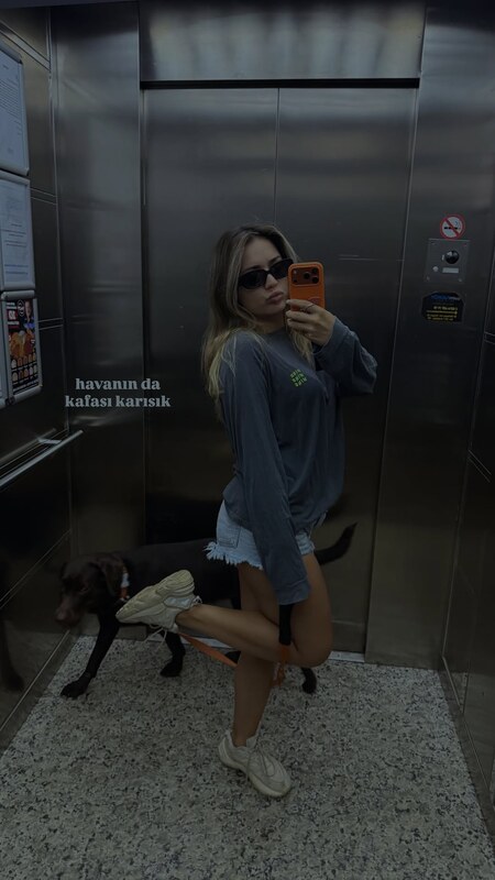 Elanur nude photo 5