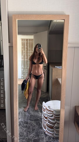 Elayna Carausu nude photo 1