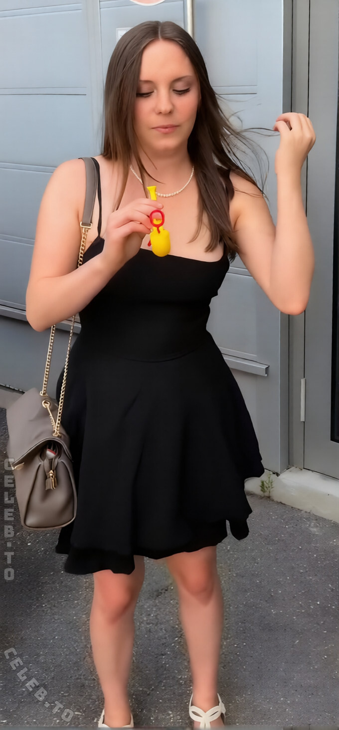 Elektrikerin Sara nude photo 1