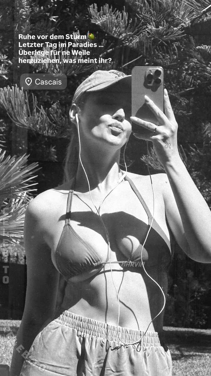 Elena Carrière nude photo 1