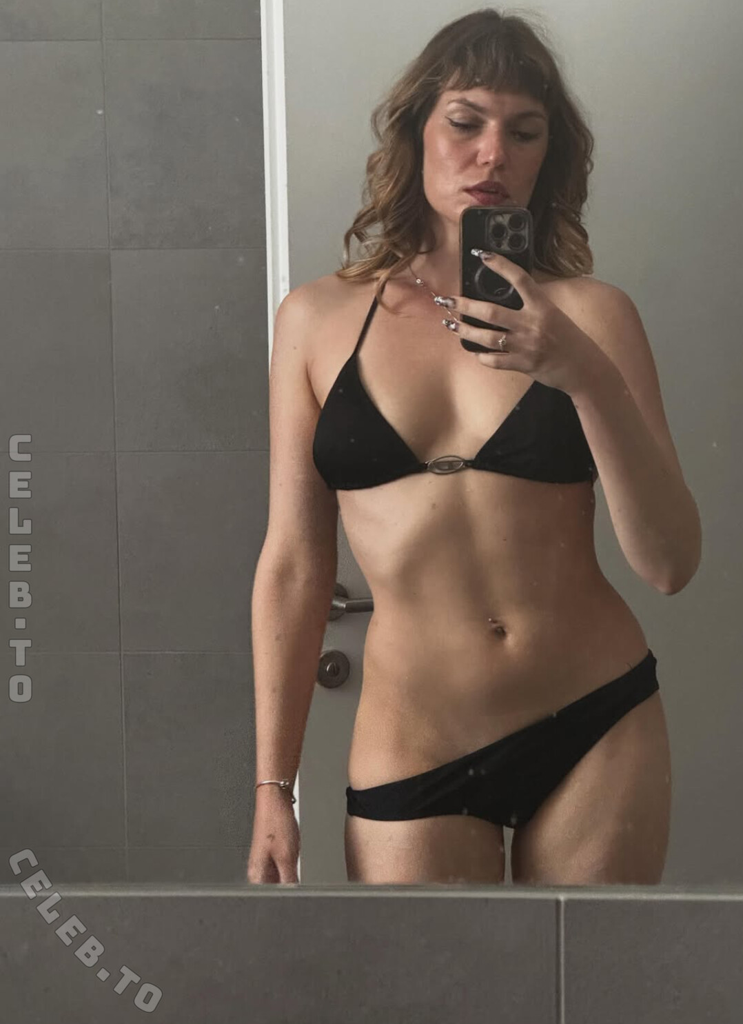Elena Wolff nude photo 1