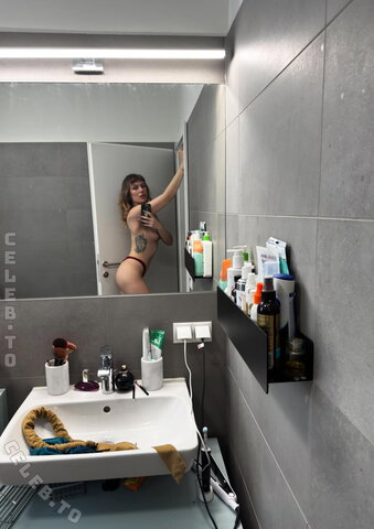 Elena Wolff nude photo 1
