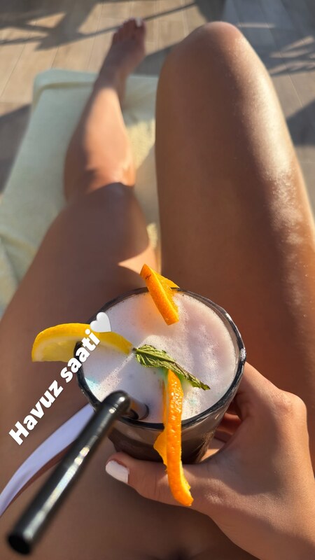 Elif Karaarslan nude photo 1