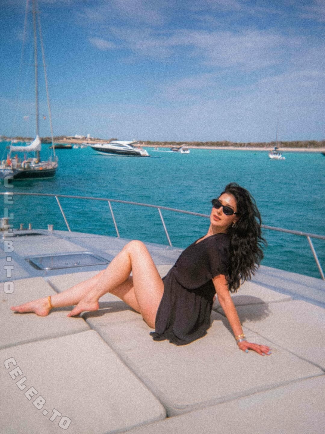 Elif nude photo 3