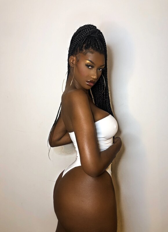 Elinda San nude photo 5