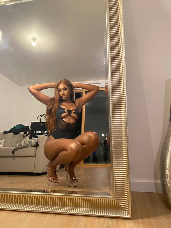 Elinda San nude photo 6