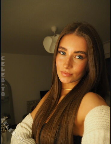 Elisa.vhs nude photo 4