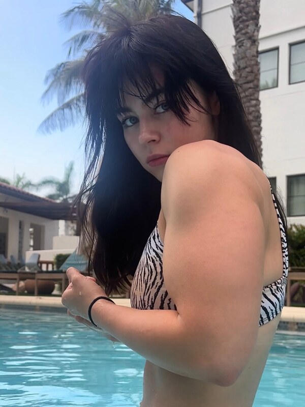 Elizabeth Reynoso nude photo 2