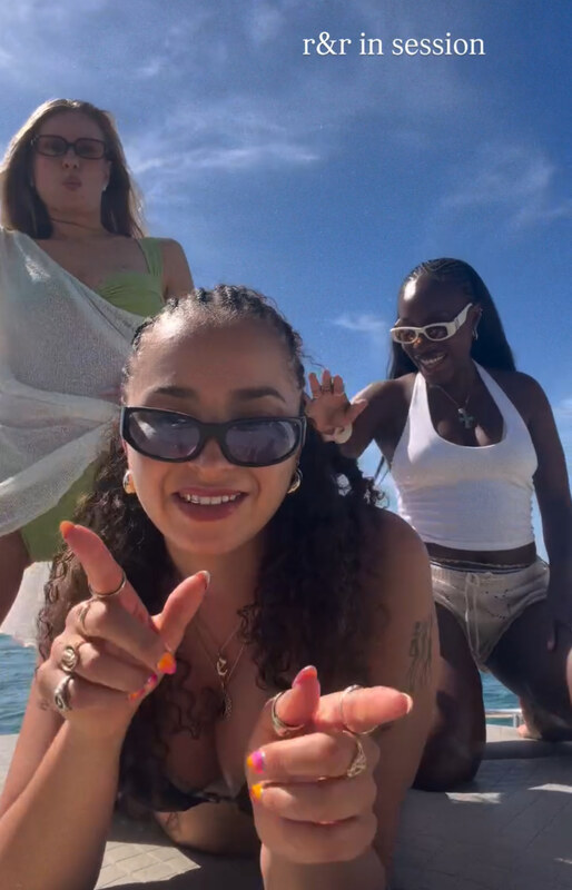 Ella Eyre nude photo 3