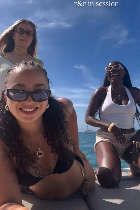 Ella Eyre nude photo 5