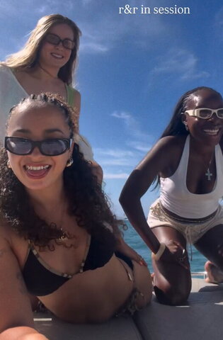 Ella Eyre nude photo 4