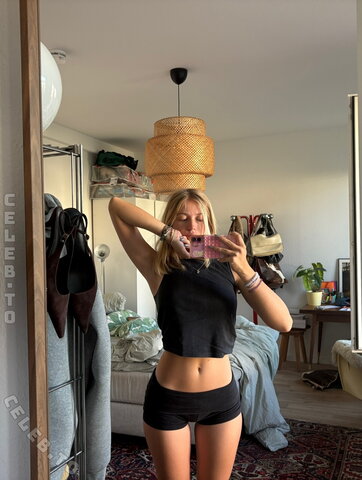 Ella Kania nude photo 2