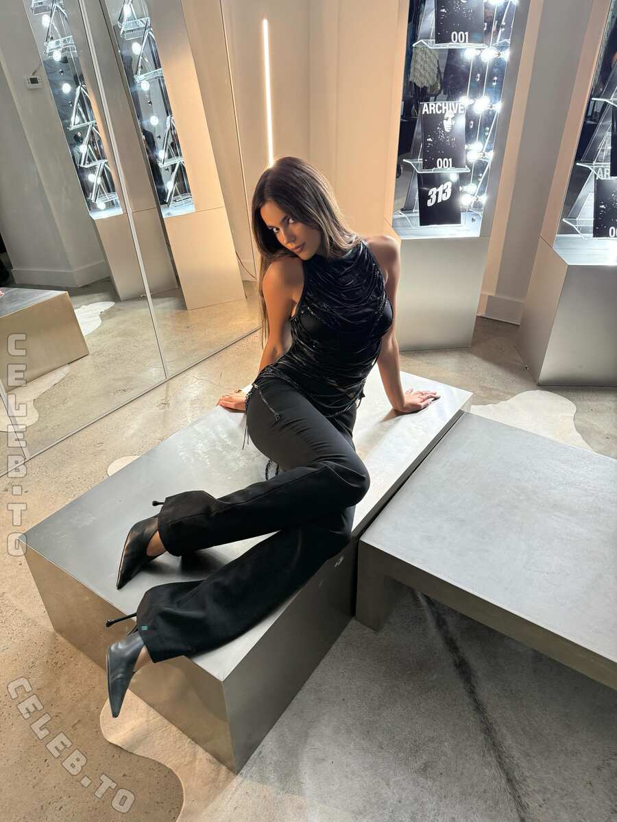 Ella Mendelsohn nude photo 4