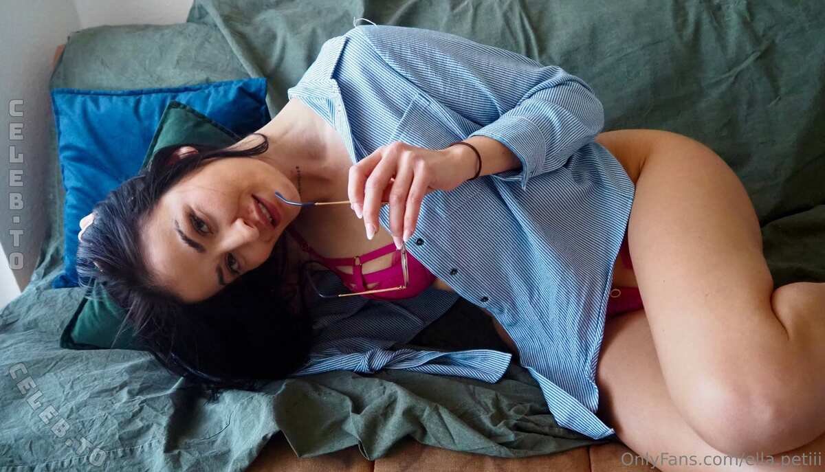 Ella petite nude photo 12
