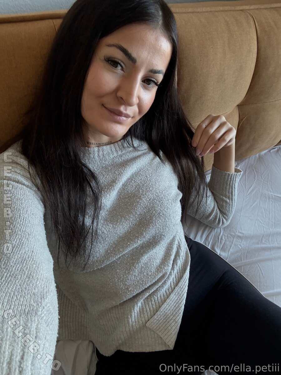 Ella petite nude photo 8